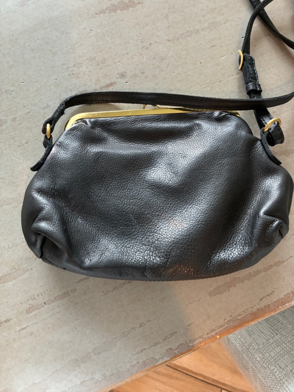 margot Black Leather Kiss-Lock Crossbody Bag with Gold Frame - Picture 6 of 9